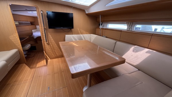 2011 JEANNEAU 53