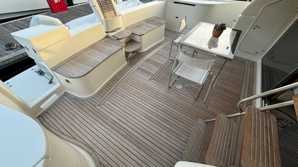 2004 FERRETTI YACHTS 590