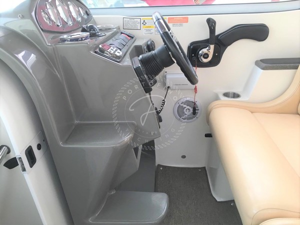 2011 RINKER 280 EC