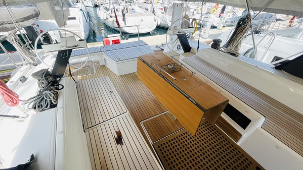 2021 DUFOUR 530
