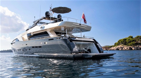 2012 | 2016 FERRETTI CUSTOMLINE 100