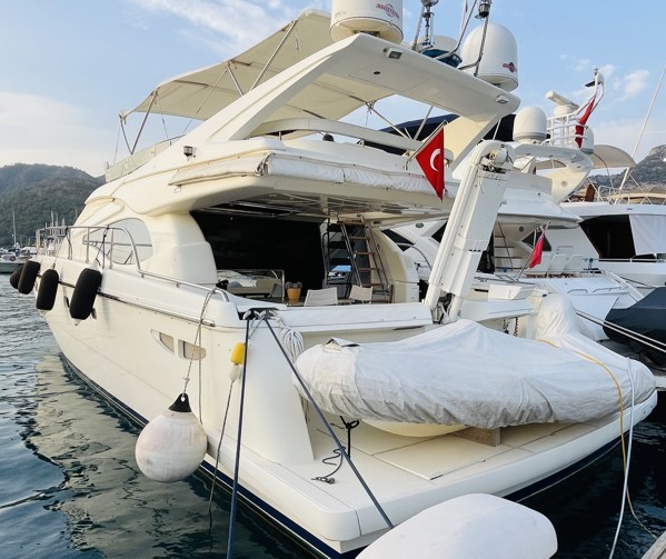 2004 FERRETTI YACHTS 590