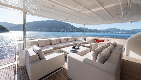 2013 FERRETTI CUSTOMLINE 124