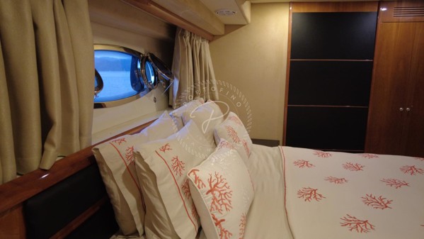 2003 FERRETTI YACHTS 590