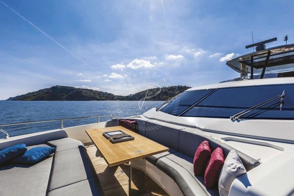 2017 FERRETTI 850