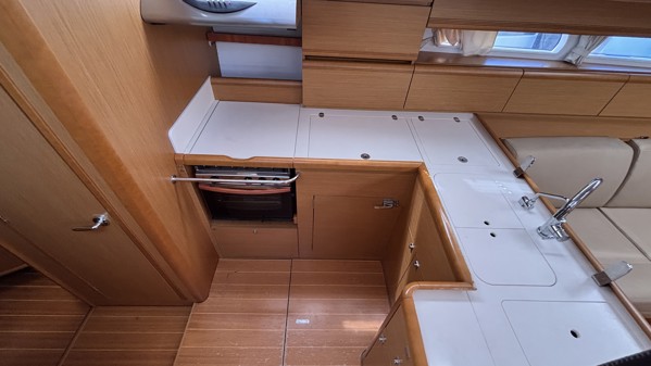 2011 JEANNEAU 53