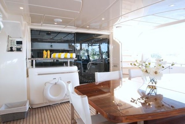 2014 FERRETTI 870 FLY