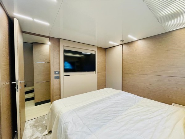 2021 FERRETTI YACHTS 920