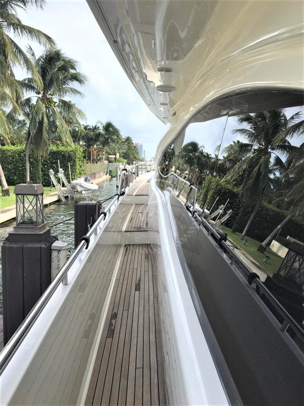 2009 FERRETTI YACHTS 830