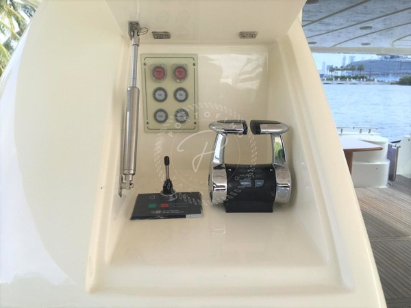 2009 FERRETTI YACHTS 830