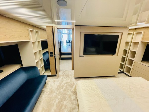 2021 FERRETTI YACHTS 920