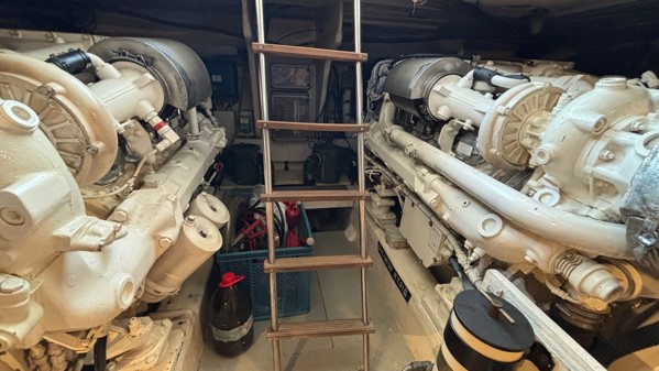 2004 FERRETTI YACHTS 590