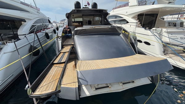 2012 PERSHING 72