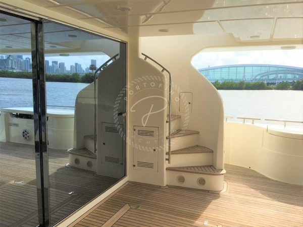 2009 FERRETTI YACHTS 830