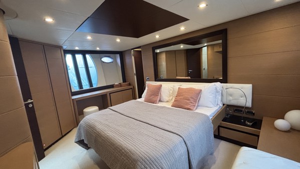 2012 PERSHING 72
