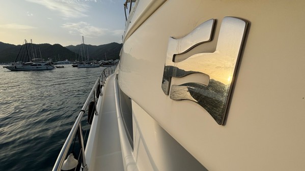 2004 FERRETTI YACHTS 590