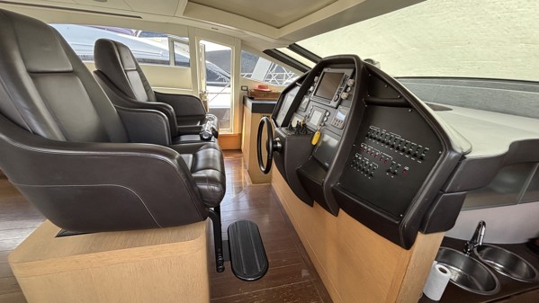 2012 PERSHING 72
