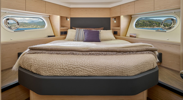 2025 BENETEAU SWIFT TRAWLER 48