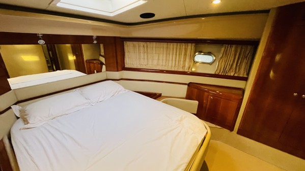 2004 FERRETTI YACHTS 590