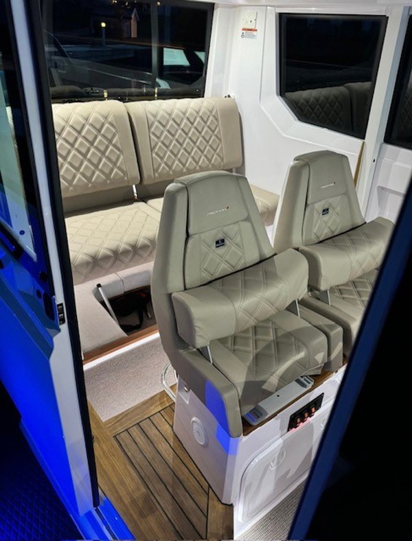 2022 AXOPAR 28 BRABUS CABIN