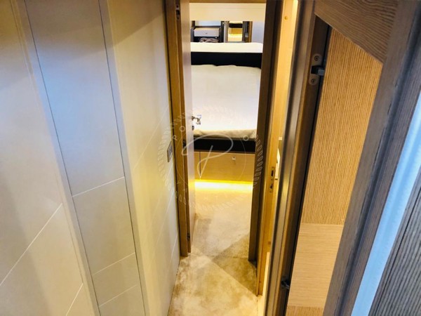 2016 FERRETTI 750