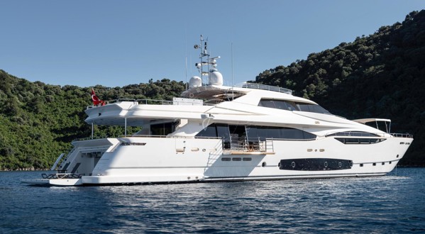 2013 FERRETTI CUSTOMLINE 124