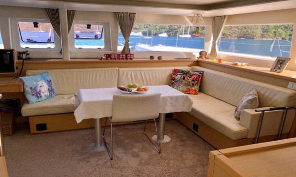 2011 LAGOON 450 F