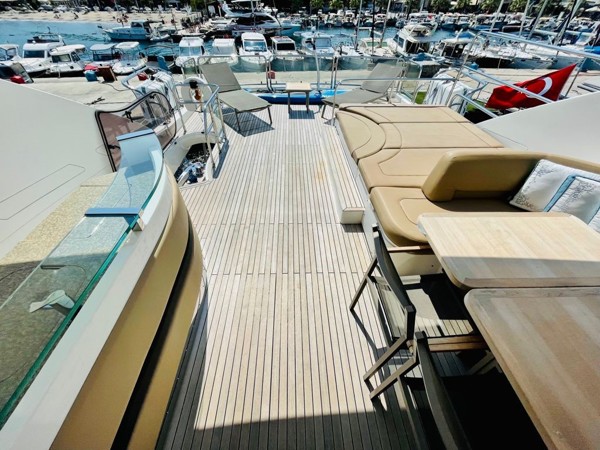 2010 PRINCESS 85