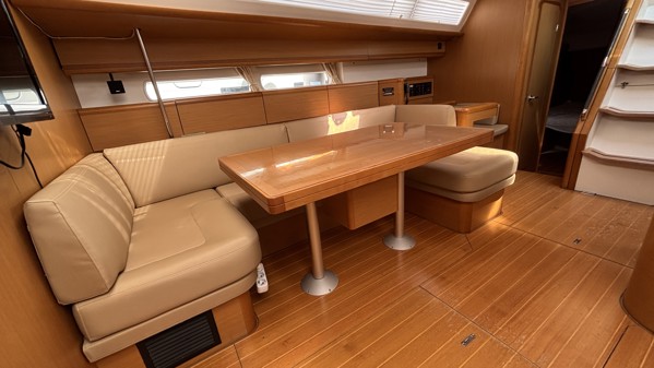 2011 JEANNEAU 53