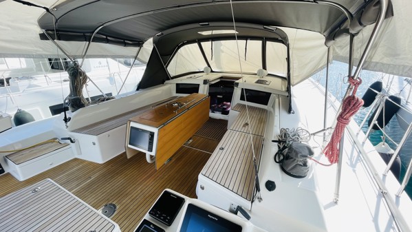 2021 DUFOUR 530