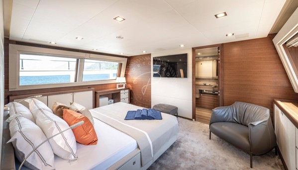 2013 FERRETTI CUSTOMLINE 124