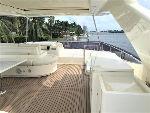 2009 FERRETTI YACHTS 830