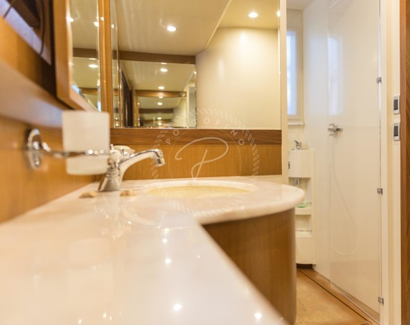 2006 FERRETTI 690 ALTURA