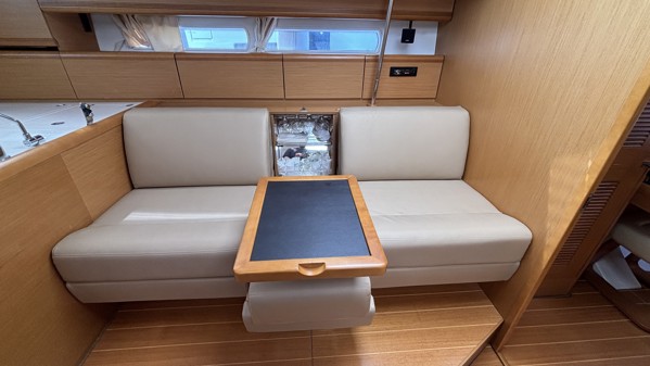 2011 JEANNEAU 53