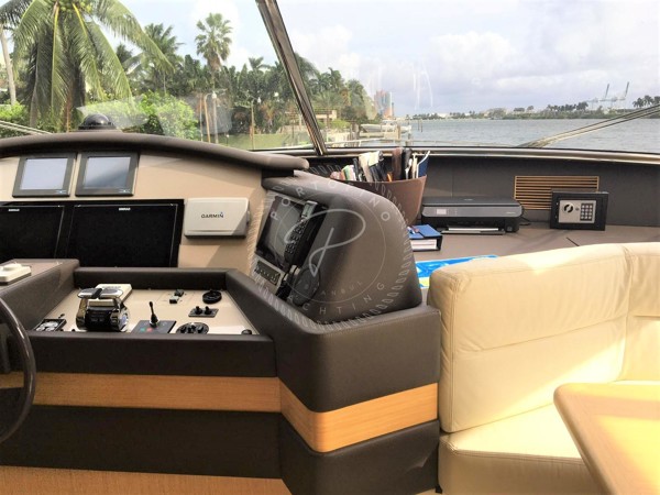 2009 FERRETTI YACHTS 830