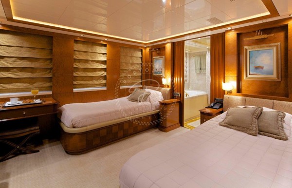 2006/2013 MONDOMARINE CUSTOM 49M