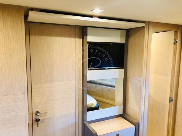 2016 FERRETTI 750