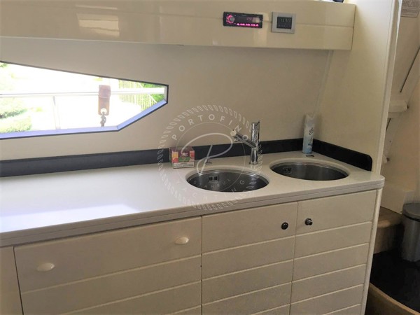 2009 FERRETTI YACHTS 830