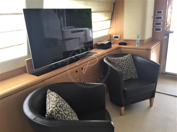 2009 FERRETTI YACHTS 830