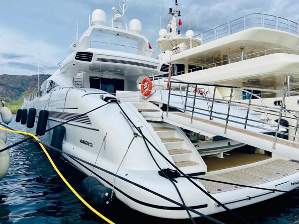 2015 MANGUSTA 132