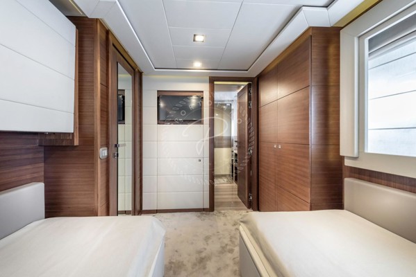 2013 FERRETTI CUSTOMLINE 124