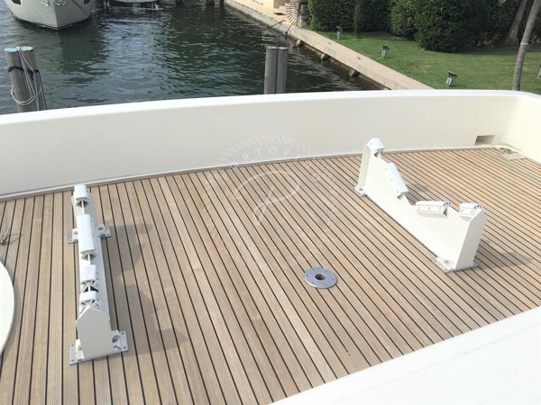 2009 FERRETTI YACHTS 830