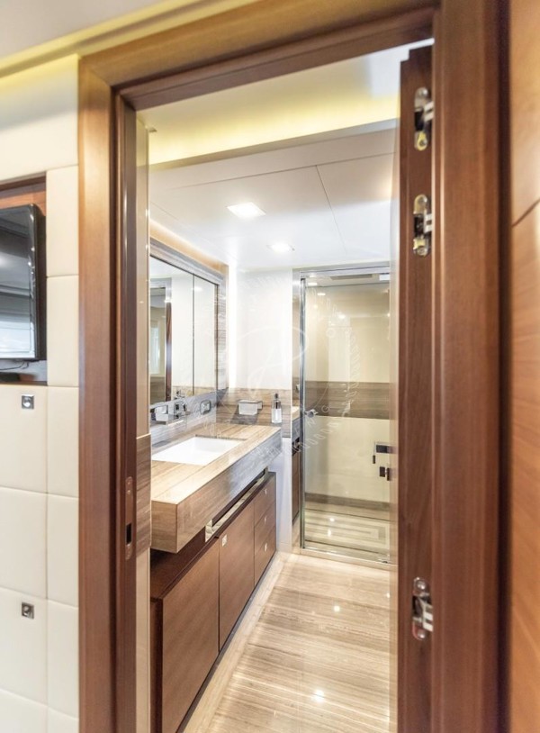 2013 FERRETTI CUSTOMLINE 124