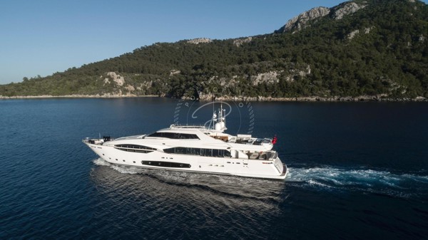 2013 FERRETTI CUSTOMLINE 124