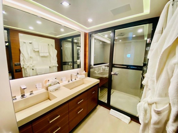 2015 MANGUSTA 132