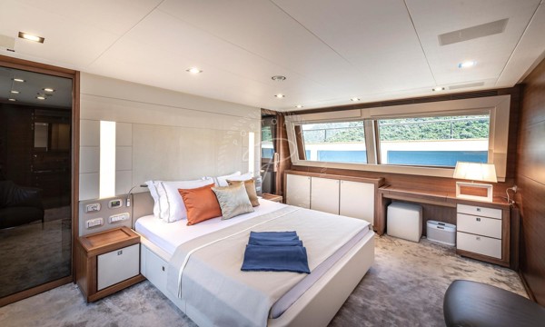 2013 FERRETTI CUSTOMLINE 124