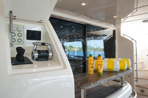 2014 FERRETTI 870 FLY