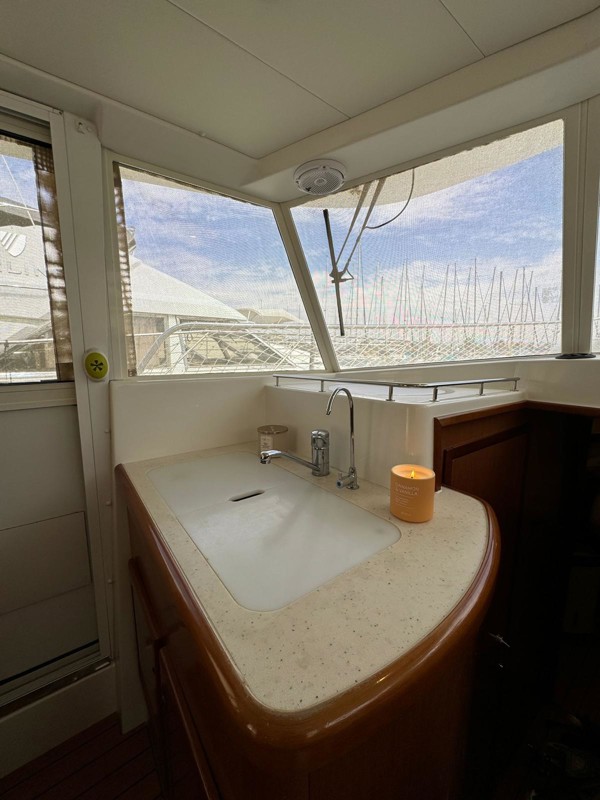 2010 BENETEAU SWIFT TRAWLER 42