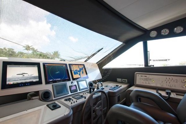 2014 FERRETTI 870 FLY