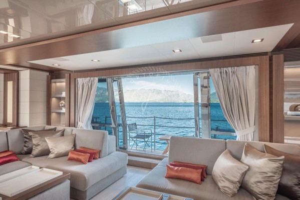 2013 FERRETTI CUSTOMLINE 124